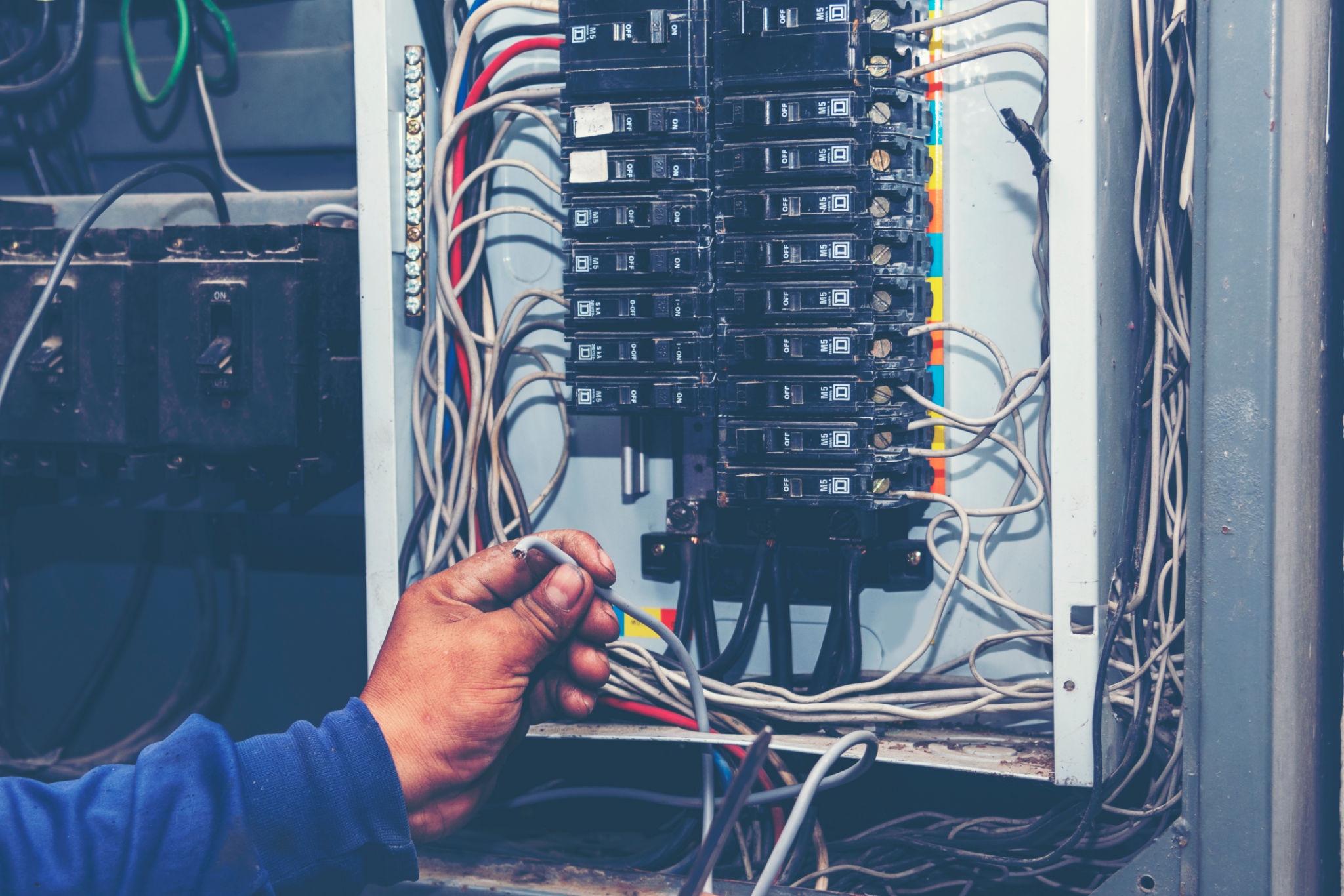 Tecnico elettromeccanico controlla i cavi dell'armadio elettrico. Ispettore che lavora al quadro elettrico, manutenzione dei macchinari. Elettricista che ripara circuiti, tensione di esercizio. Gli operatori riparano l'interruttore. Tecnico elettromeccanico controlla i cavi dell'armadio elettrico. Ispettore che lavora al quadro elettrico, manutenzione dei macchinari. Elettricista che ripara circuiti, tensione di esercizio. Gli operatori riparano l'interruttore.