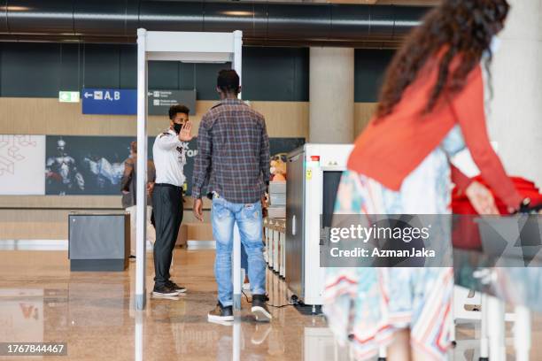 young african male going through airport security - posto de controlo de segurança imagens e fotografias de stock