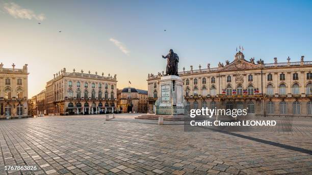 panoramic view of the place stanislas (stanislaw square) at sunrise with the stanislas statue in the center, nancy, meurthe et moselle, lorraine, eastern france. - nancy stockfoto's en -beelden