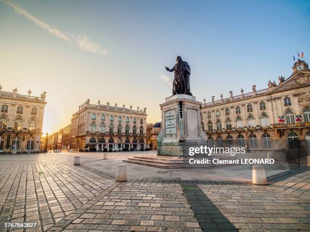 wide angle view of the place stanislas (stanislaw square) at sunrise with the stanislas statue in the center, nancy, meurthe et moselle, lorraine, eastern france. - nancy stock-fotos und bilder