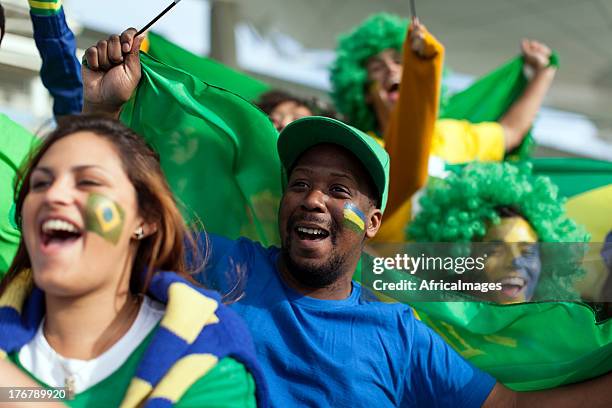 apaixonados os fãs do futebol brasileiro - cu fan - fotografias e filmes do acervo