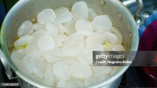 arenga pinnata or sugar palm fruit cooked in alumunium pan - palm sugar stockfoto's en -beelden