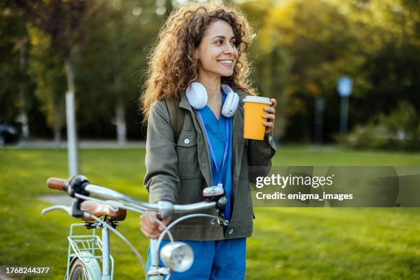 une infirmière se rend au travail à vélo - infirmière photos et images de collection
