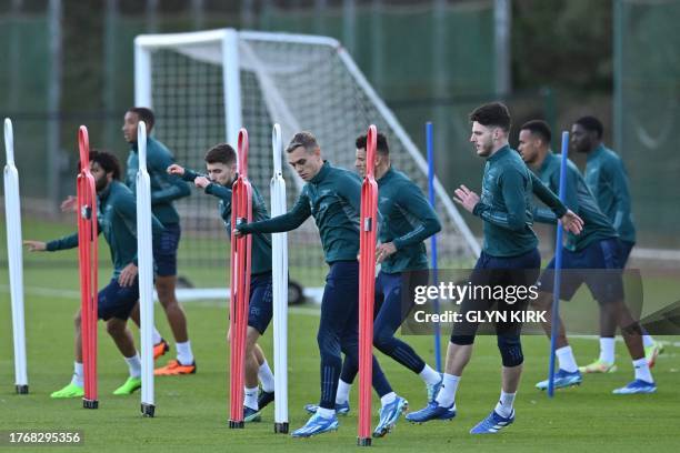 Arsenal Training 33,456 Arsenal Training Complex Stock Photos, High-Res Pictures, and ...