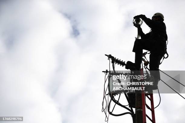 Power Distribution Operator Power Distribution Photos and Premium High Res Pictures - Getty Images