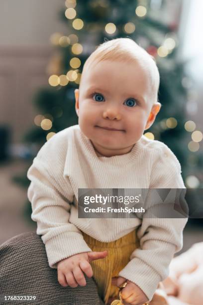 クリスマスの歓声:かわいい赤ちゃんは甘い笑顔で幸せを放つ - baby　smile ストックフォトと画像