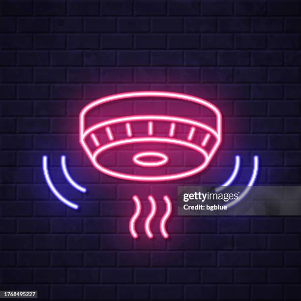 ilustraciones, imágenes clip art, dibujos animados e iconos de stock de detector de humo. icono de neón brillante sobre fondo de pared de ladrillo - smoke-detector-with-smoke