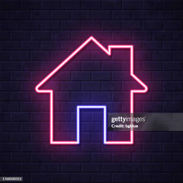 ilustraciones, imágenes clip art, dibujos animados e iconos de stock de hogar. icono de neón brillante sobre fondo de pared de ladrillo - roofing-clip-art