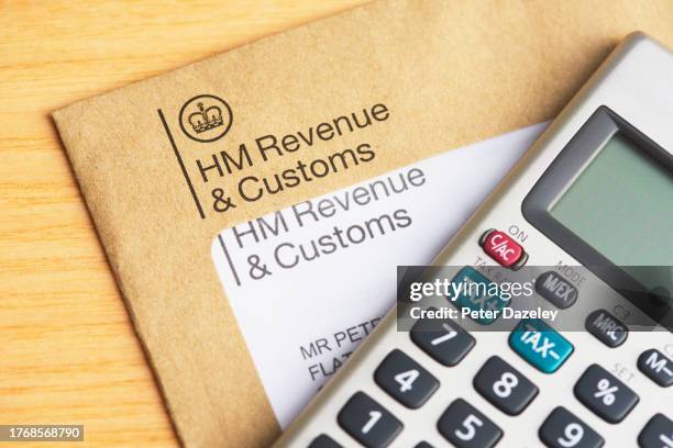 hmrc letter and calculator - hm revenue and customs stockfoto's en -beelden