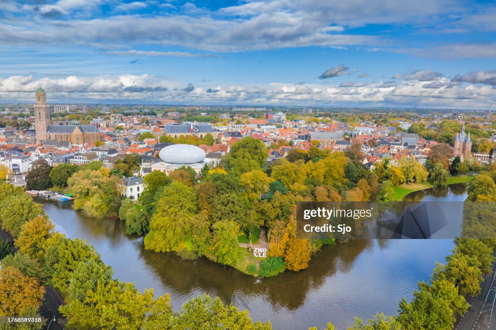 Vista aérea de la ciudad de Zwolle durante un hermoso día de otoño