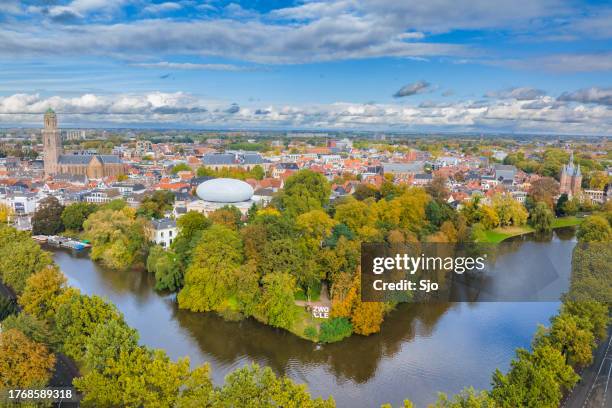 vista aérea de la ciudad de zwolle durante un hermoso día de otoño - zwolle fotografías e imágenes de stock