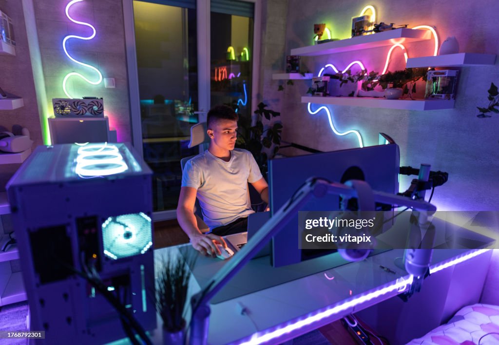 夜にゲームをするティーンエイジャー