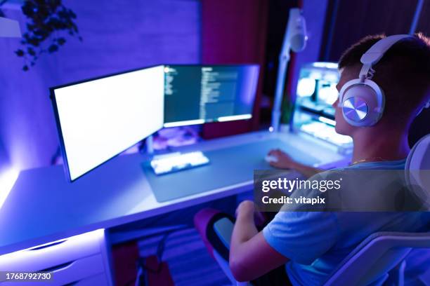 adolescente che utilizza un pc di notte - person on computer in dark room foto e immagini stock
