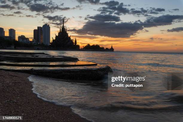 beautiful beach evening view and background images. sanctuary of truth "the largest wooden castle in the world sanctuary of truth with beautiful sunset in pattaya, thailand - the truth 2019 film stock-fotos und bilder