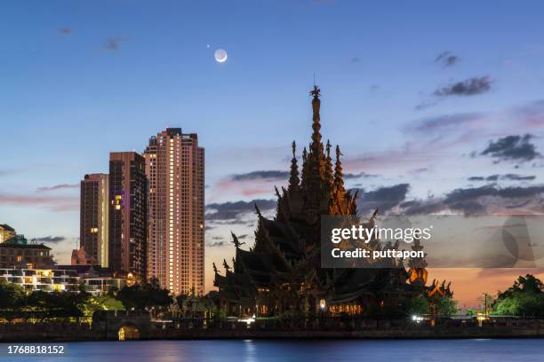 beautiful beach evening view and background images. sanctuary of truth "the largest wooden castle in the world sanctuary of truth with beautiful sunset in pattaya, thailand - province de chonburi photos et images de collection