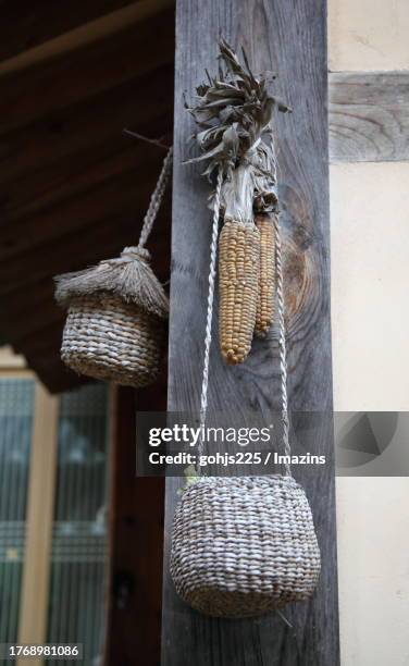 bell chickpeas and corn hanging on a pillar of a hanok - hordeolum stockfoto's en -beelden
