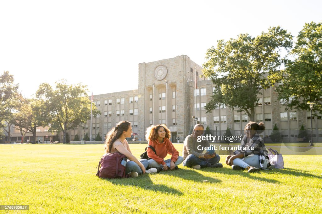 Studenten hängen auf dem Campus