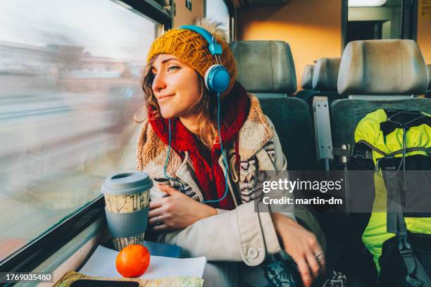 viajero en un viaje en tren - tren de pasajeros fotografías e imágenes de stock
