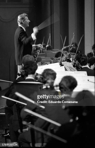 American actor and dancer Danny Kaye conducts the Gadna Israeli Youth Orchestra during a performance at the Cine Teatro Opera, Buenos Aires,...