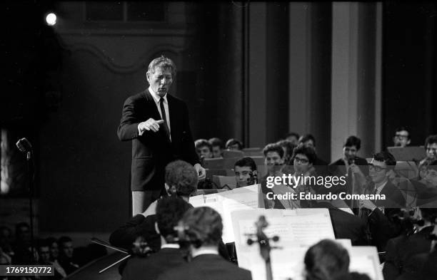 American actor and dancer Danny Kaye conducts the Gadna Israeli Youth Orchestra during a performance at the Cine Teatro Opera, Buenos Aires,...