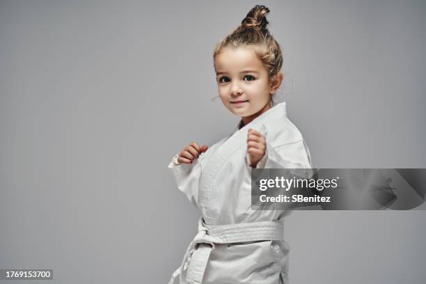 a five-year-old’s karate defense stance - judo female stock pictures, royalty-free photos & images