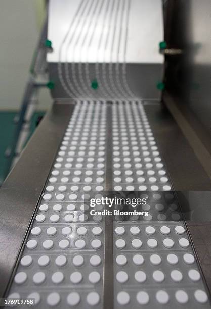 Packets of Ascophenum-P tablets move through a packaging machine on the production line at OAO Pharmstandard's Leksredstva drug manufacturing unit in...