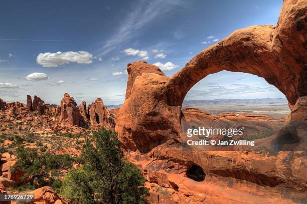 afternoon in the devil's garden - arches national park stockfoto's en -beelden