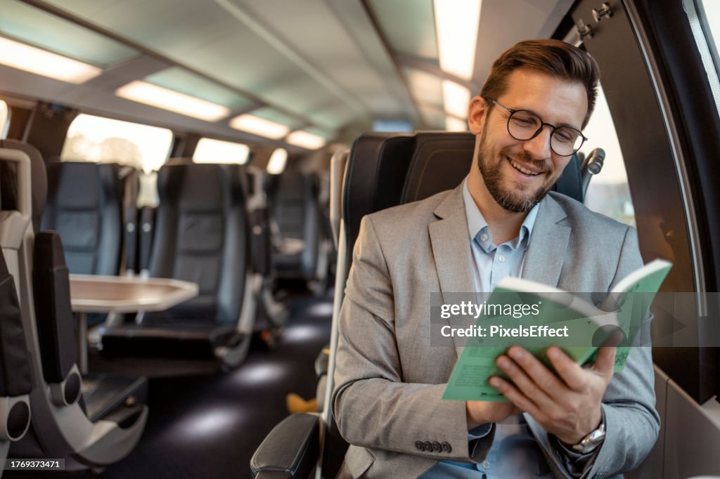 Pendler mit Buchreisen mit Hochgeschwindigkeitszug