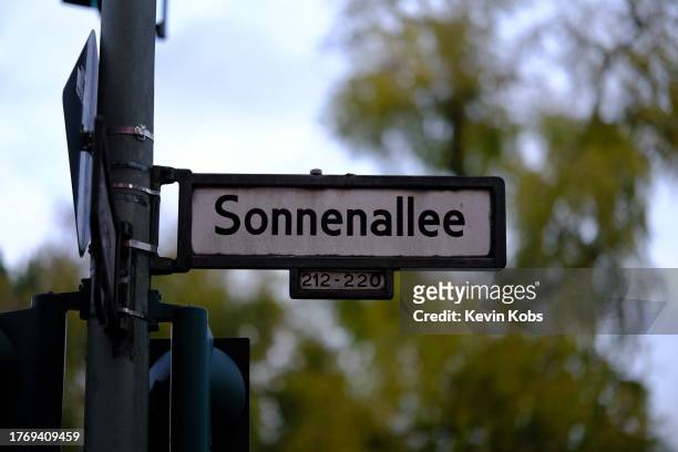 street sign of the street "sonnenallee" in berlin, germany. - europa mythological character bildbanksfoton och bilder