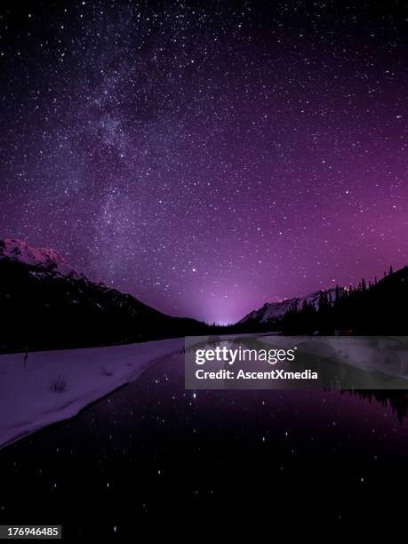 sternenhimmel erhellt berglandschaft - landscape purple stock-fotos und bilder