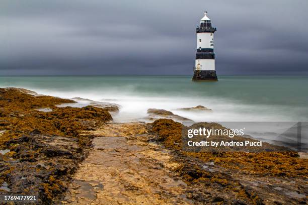 trwyn du lighthouse, penmon, wales, united kingdom - du stock pictures, royalty-free photos & images