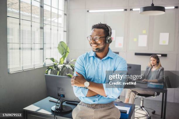 centro de atención telefónica - manos libres fotografías e imágenes de stock