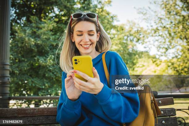 sempre connessi con il mondo - vestito giallo foto e immagini stock