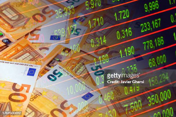 cash euro banknotes and stock market indicators - billet de 50 euros photos et images de collection