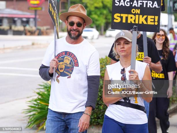 Noah Wyle and Sara Wyle are seen at the SAG-AFTRA picket line on November 07, 2023 in Los Angeles, California.