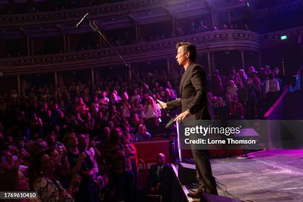 Rick Astley Performs At The Royal Albert Hall, Nachrichtenfoto