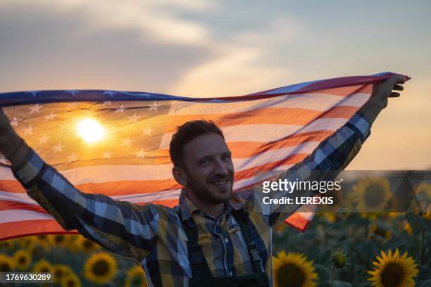 young farmer with american flag - lerexis stockfoto's en -beelden
