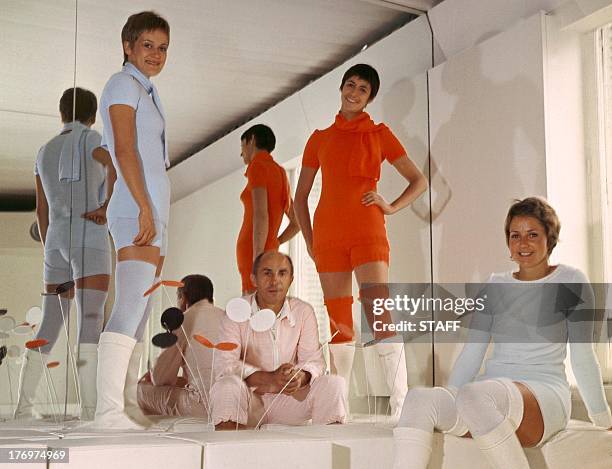 French designer André Courrèges poses among his models wearing part of his 1976 Spring/Summer haute-couture collection. / AFP / STAFF