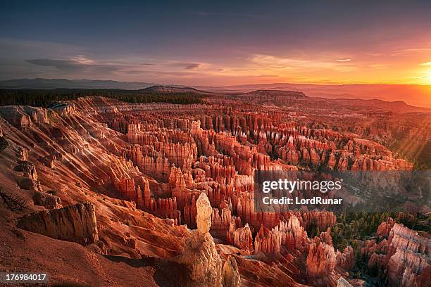 dawn over bryce canyon - rotsformatie stockfoto's en -beelden