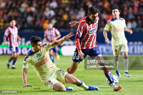 Israel Reyes of America fights for the ball with Juan Sanabria of San Luis during the 15th round match between Atletico San Luis and America as part...