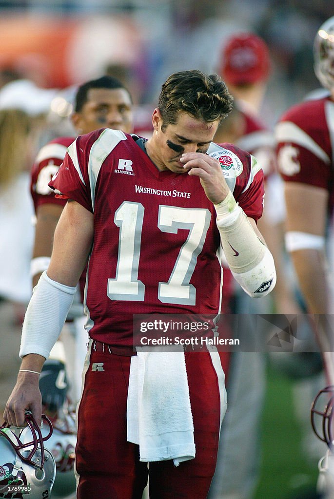Quarterback Jason Gesser of the WSU Cougars hangs his head during the ...