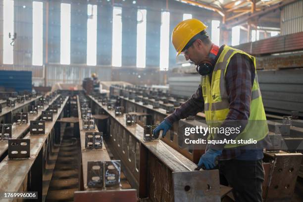 industrial worker in a factory - operário siderúrgico imagens e fotografias de stock