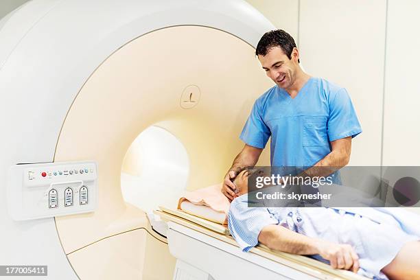 preparación de la paciente. - mri machine fotografías e imágenes de stock