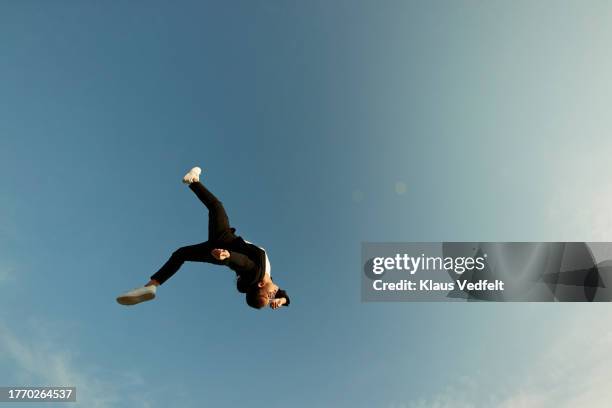 carefree woman levitating in mid-air - fare le capriole all'indietro foto e immagini stock