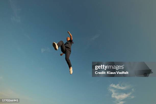 female healthcare worker levitating in sky - nach oben gucken stock-fotos und bilder