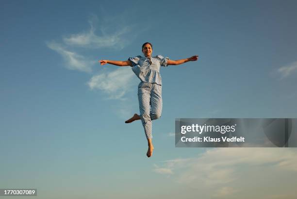 woman levitating with arms outstretched - barefoot photos - fotografias e filmes do acervo