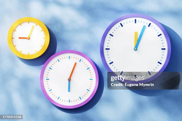 round multicolored wall clocks - wall clock 個照片及圖片檔