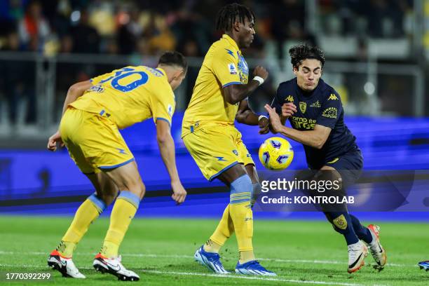 Frosinone's Nigerian defender Caleb Okoli challenges for the ball with Empoli's Italian forward Matteo Cancellieri during the Serie A football match...