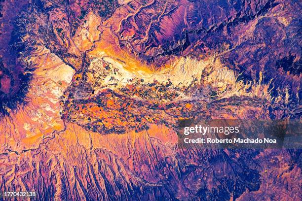 land feature - aardkorst stockfoto's en -beelden