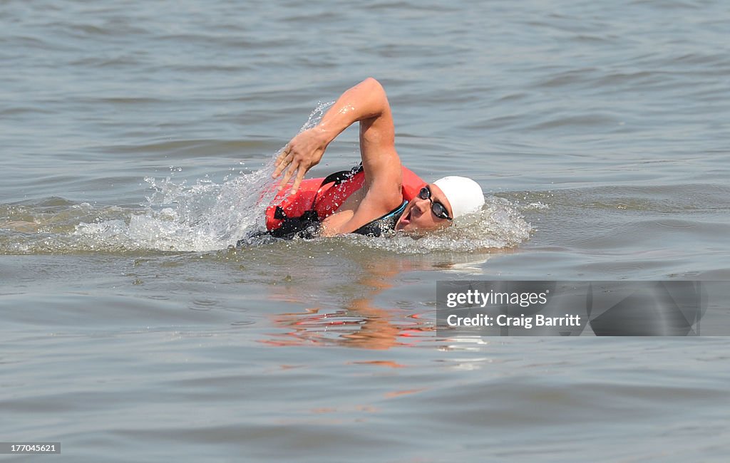 Ryan Lochte Delivers Pizzeria Pretzel Combos To Fans